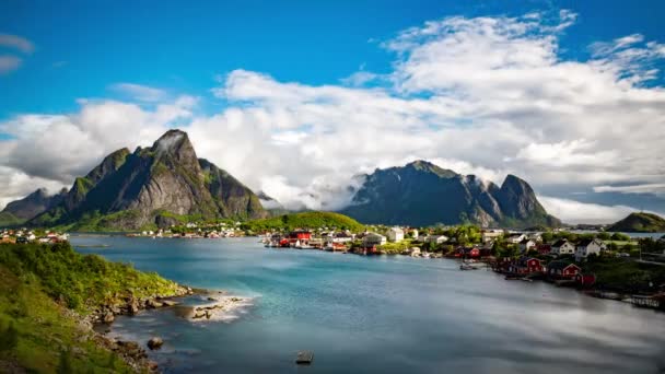 Timelapse Lofoten é um arquipélago da Noruega localizado no condado de Nordland. É conhecida por uma paisagem distinta com montanhas e picos dramáticos, mar aberto e baías abrigadas, praias — Vídeo de Stock