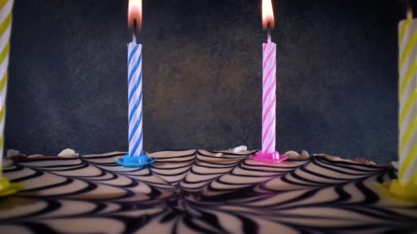 Velas en el primer plano del pastel de cumpleaños. — Vídeos de Stock