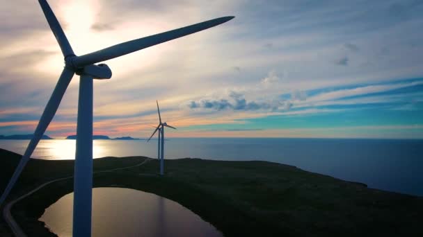 Windmühlen zur Stromerzeugung. Arctic View Windmühlenpark Havoygavelen, Havoysund, Nordnorwegen Luftaufnahmen. — Stockvideo