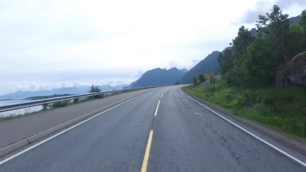 Conducir un coche en una carretera en Noruega — Vídeo de stock