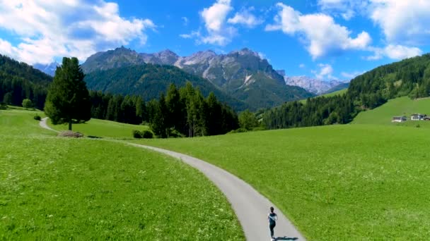 Žena běhá venku. Itálie Dolomity Alpy — Stock video