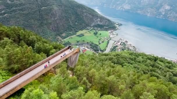 Stegastein Look at Nature Norway Aerial view. Согнеборд или Согнеборден, Норвегия — стоковое видео