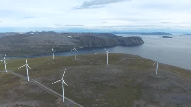 Molinos de viento para producción de energía eléctrica. Vista al Ártico Havoygavelen windmill park, Havoysund, Norte de Noruega Imágenes aéreas . — Vídeo de stock