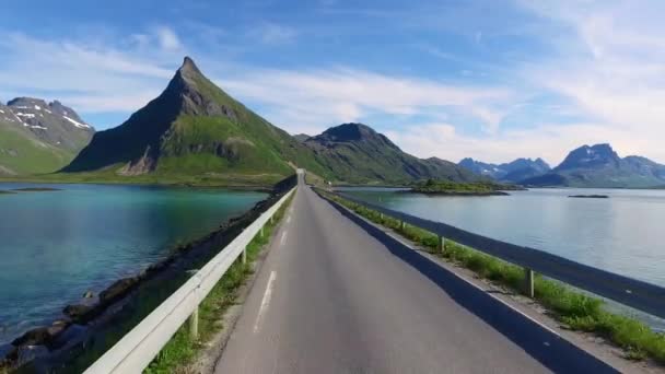 Condução de um carro em uma estrada na Noruega Lofoten — Vídeo de Stock