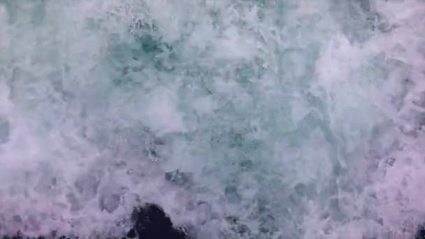 Agua del río de montaña con cámara lenta en primer plano. Noruega hermosa naturaleza . — Vídeos de Stock