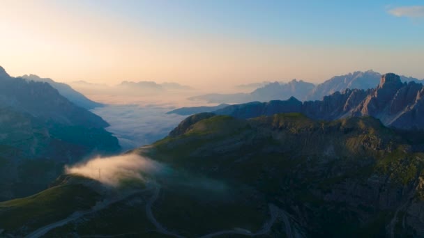 National Nature Park Tre Cime In the Dolomites Alps (dalam bahasa Inggris). Alam Italia yang indah. Penerbangan drone FPV udara saat matahari terbenam — Stok Video