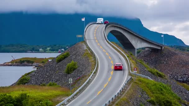 Atlantic Ocean Road eller Atlantic Road (Atlanterhavsveien) er blevet tildelt titlen som (Norsk Konstruktion af Century). Vejen klassificeret som en national turistrute . – Stock-video