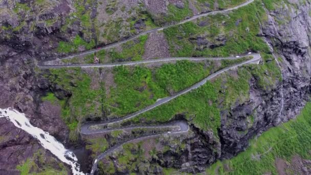 Trol Yolu Trollstigen veya Norveç 'teki Trol stigveien kıvrımlı dağ yolu. Hava görüntüleri — Stok video