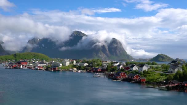 Isole Panorama Lofoten nella contea di Nordland, Norvegia. È noto per un paesaggio caratteristico con montagne e cime spettacolari, mare aperto e baie riparate, spiagge e terre incontaminate . — Video Stock