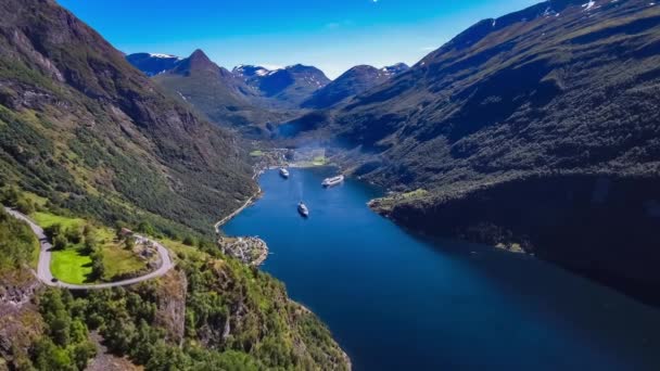 Geiranger fiordo, Bella Natura Norvegia Filmati aerei. Si tratta di un ramo lungo 15 chilometri al largo del Sunnylvsfjorden, che è un ramo al largo della Storfjorden (Great Fjord ). — Video Stock