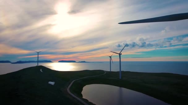 Windmühlen zur Stromerzeugung. Arctic View Windmühlenpark Havoygavelen, Havoysund, Nordnorwegen Luftaufnahmen. — Stockvideo