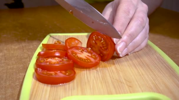 Нож режет помидоры на деревянной доске Медленное движение с вращением отслеживания выстрел . — стоковое видео