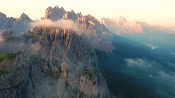 Parque Nacional de la Naturaleza Tre Cime En los Alpes Dolomitas. Hermosa naturaleza de Italia. Vuelos aéreos de aviones no tripulados FPV al atardecer — Vídeos de Stock