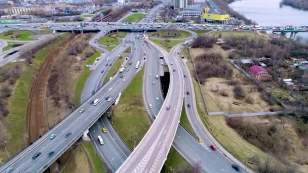 Luchtfoto van een kruising van de snelweg. Moskou buitenwijk. Het uitzicht vanaf de vogelvlucht — Stockvideo