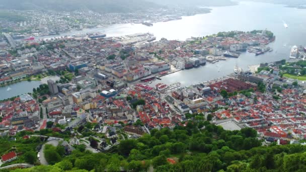 Bergen - miasto i gmina w Norwegii, w regionie Hordaland. Bergen jest drugim co do wielkości miastem w Norwegii. Widok z wysokości lotu ptaka. Lotnicze loty dronów FPV. — Wideo stockowe