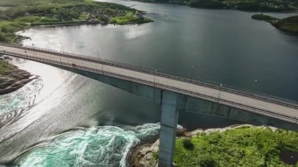 Wiry wir Saltstraumen, antena Nordland, w Norwegii Zobacz piękną przyrodą. Saltstraumen jest małe cieśniny z jednym z najsilniejszych prądów pływowych na świecie. — Wideo stockowe