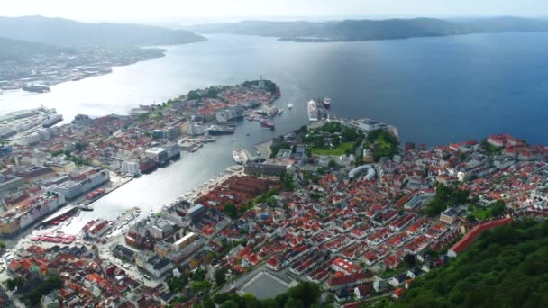 Bergen - miasto i gmina w Norwegii, w regionie Hordaland. Bergen jest drugim co do wielkości miastem w Norwegii. Widok z wysokości lotu ptaka. Lotnicze loty dronów FPV. — Wideo stockowe