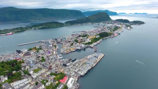 Aksla in de stad Alesund, Noorwegen Luchtopname — Stockvideo