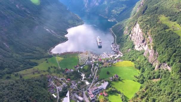 Geiranger Fiyort, Güzel Doğa Norveç FPV İHA uçuşları. Storfjorden (Büyük Fiyort) 'un bir kolu olan Sunnylvsfjorden' den 15 km (9.3 mi) uzunluğunda bir daldır.). — Stok video