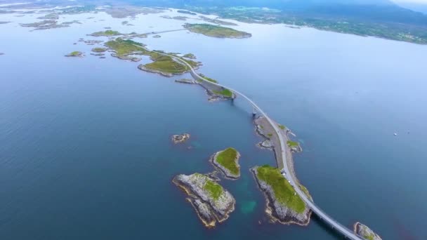 Atlantik Okyanusu Yolu (Atlanterhavsveien), Atlantik Okyanus Yolu (Norveççe: "Yüzyılın İnşaatı") olarak adlandırılmıştır. Ulusal Turizm Rotası olarak sınıflandırılan yol. — Stok video