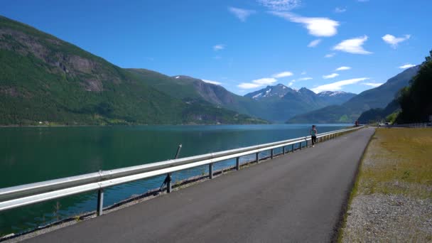 Žena běhá venku. Norský fjord. — Stock video
