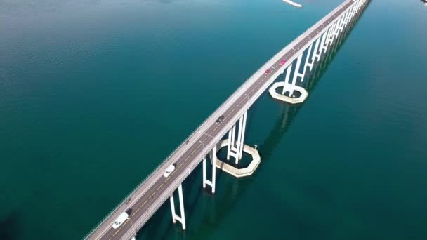 Filmati aerei dal ponte della città di Tromso, Norvegia fotografia aerea. Tromso è considerata la città più settentrionale del mondo con una popolazione superiore a 50.000 abitanti . — Video Stock