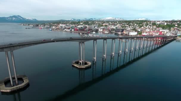 Letecké záběry z Bridge of city Tromso, Norská letecká fotografie. Tromso je považováno za nejsevernější město na světě s více než 50 000 obyvateli. — Stock video