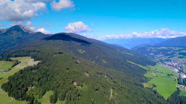 Schöne Aussicht auf die schöne Landschaft in den Alpen, Schöne Natur von Italien. Drohnenflüge aus der Luft. — Stockvideo