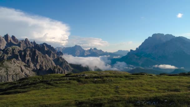 Parque Nacional de la Naturaleza Tre Cime En los Alpes Dolomitas. Hermosa naturaleza de Italia. Vuelos aéreos de aviones no tripulados FPV al atardecer — Vídeo de stock