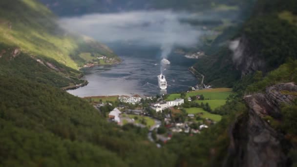 Obiektyw odchylany - Geiranger fiord, Beautiful Nature Norway. Jest to 15-kilometrowy (9,3 km) odgałęzienie od Sunnylvsfjorden, który jest gałąź od Storfjorden (Wielki fiord). — Wideo stockowe