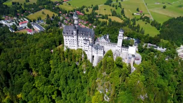 Castillo de Neuschwanstein Alpes bávaros Alemania. Vuelos aéreos de aviones no tripulados FPV. — Vídeos de Stock