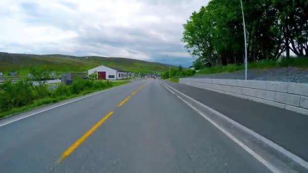 Οδηγώντας ένα αυτοκίνητο σε ένα δρόμο στη Νορβηγία — Αρχείο Βίντεο