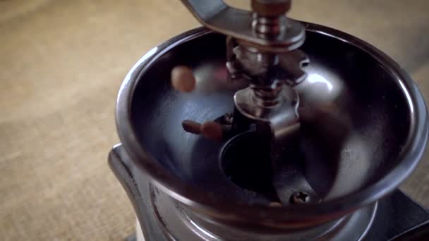 Kaffebönor faller i den gamla kvarnen. Långsam rörelse med rotation spårning skott. — Stockvideo