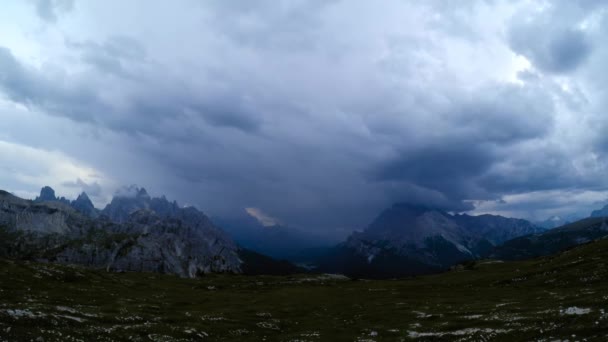 Ulusal Doğa Parkı Tre Cime Dolomites Alplerinde zaman aşımına uğradı. İtalya 'nın güzel doğası şimşek ve fırtınayla dolu. — Stok video