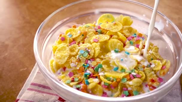 Croustillant flocons de maïs jaune dans le bol pour le matin un délicieux petit déjeuner avec du lait. Mouvement lent avec tir de suivi de rotation .