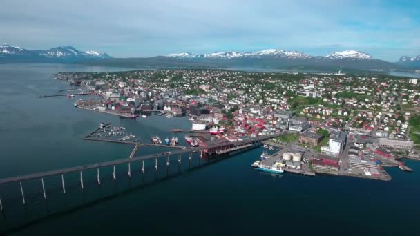 Légi felvétel a Bridge of City Tromso-ból, Norvégiából. Tromso a világ legészakibb városa, ahol a népesség meghaladja az 50 ezret.. — Stock videók