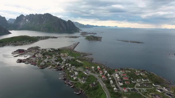 Lofoten är en skärgård i Nordland, Norge. Är känd för en distinkt natur med dramatiska berg och toppar, öppet hav och skyddade vikar, stränder och orörda marker. — Stockvideo