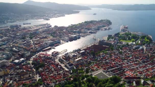 Bergen ist eine Stadt und Gemeinde im Hordaland an der Westküste Norwegens. Bergen ist die zweitgrößte Stadt Norwegens. Die Aussicht aus der Höhe des Vogelfluges. Drohnenflüge aus der Luft. — Stockvideo