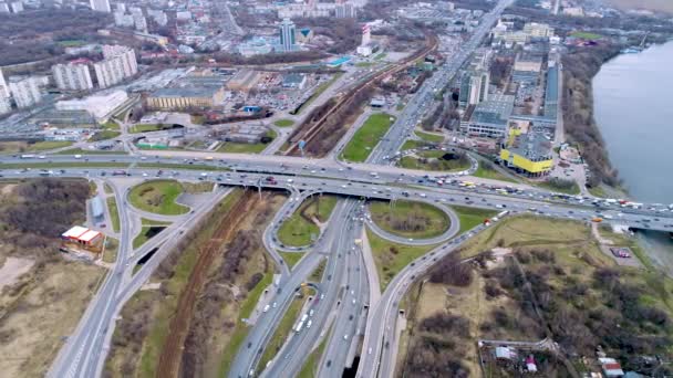 Letecký pohled na křižovatku dálnice. Moskevské předměstí. Pohled z ptačího letu — Stock video