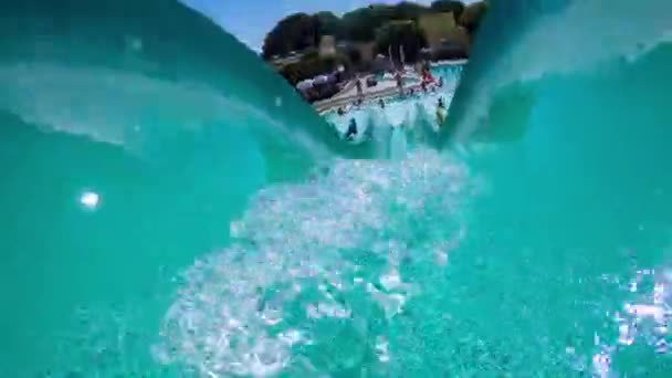 Eerste persoon uitzicht, de afdaling van de waterglijbaan op vakantie aquapark — Stockvideo