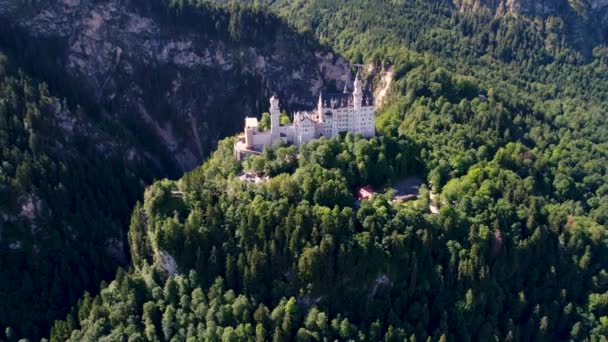 Castello di Neuschwanstein Alpi Bavaresi Germania. Voli aerei con drone FPV. — Video Stock