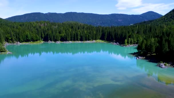 Lago di Fusine Superioreイタリアアルプス湖。空中FPVドローン飛行. — ストック動画