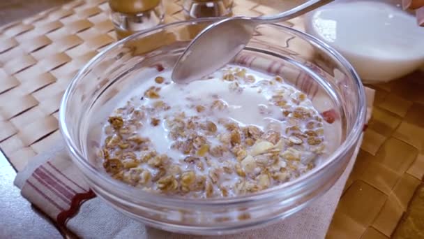 Muesli de céréales à grains entiers dans un bol pour un délicieux petit déjeuner matinal avec du lait. Mouvement lent avec tir de suivi de rotation .