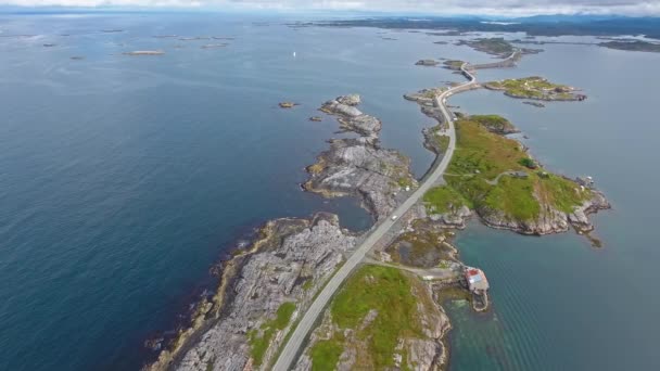 Атлантическая дорога или Атлантическая дорога (Atlanterhavsveien) была удостоена звания "Норвежское строительство века". Дорога классифицируется как национальный туристический маршрут . — стоковое видео