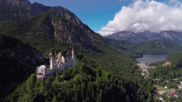 Castelo de Neuschwanstein Alpes bávaros Alemanha. Voos aéreos de drones FPV. — Vídeo de Stock