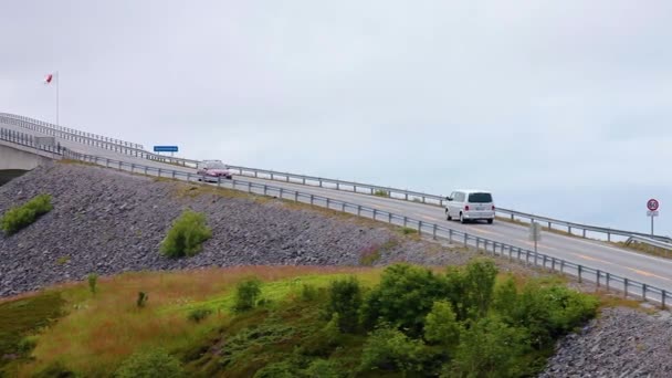 Atlantic Ocean Road o Atlantic Road (Atlanterhavsveien) ha sido galardonado con el título de (Norwegian Construction of the Century). La carretera clasificada como Ruta Turística Nacional . — Vídeo de stock