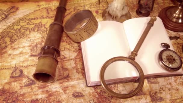 nature morte vintage sur une ancienne carte en 1565 .