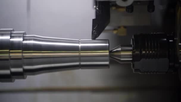 CNC-Fräsmaschine für Metallbearbeitung. Schneiden von Metall moderne Verarbeitungstechnologie. — Stockvideo