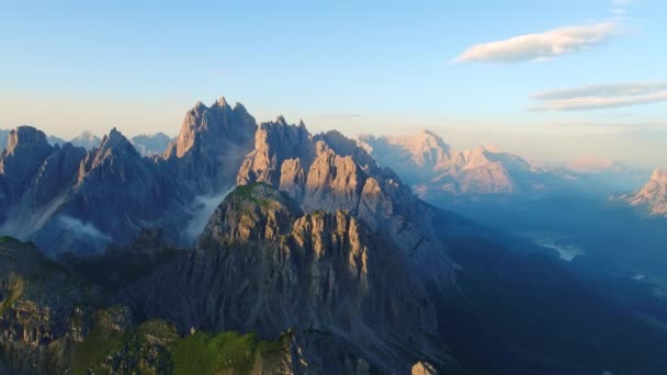 Parque Natural Nacional Tre Cime Nos Alpes das Dolomitas. Bela natureza da Itália. Voos aéreos de drones FPV ao pôr-do-sol — Vídeo de Stock