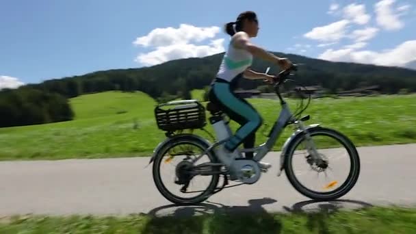 Γυναίκα με ηλεκτρικό eco bike ποδηλασία Ιταλία Δολομίτες Άλπεις — Αρχείο Βίντεο